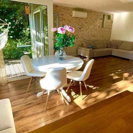 70m2 Romantic Living In The Old Town With Garden * Pressburg