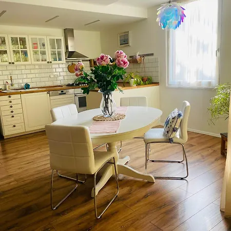 アパート 70m2 Romantic Living In The Old Town With Garden *